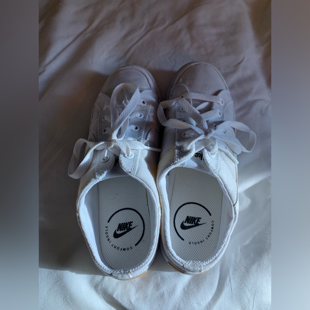 White Nike Low Sneakers with Stripe Detail. Sz 6/36 - Picture 3 of 6